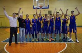 Po įtemptos kovos KTU Elektros ir elektronikos fakulteto komanda iškovojo „Dekanų taurės“ krepšionio turnyro pirmąją vietą