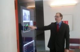 KTU EEF mokslininkai bei studentai sukūrė ir pristatė pirmąjį lietuvišką interaktyvų reklamos stendo prototipą