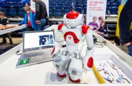 Robotikos entuziastai susitinka Robotiadoje