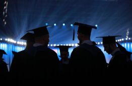 KTU diplomų įteikimo šventėje – 100-oji absolventų laida, garsūs šalies atlikėjai ir netikėta staigmena