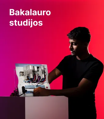 Bakalauro studijos Elektros ir elektronikos fakultete Kaune. Jaunas tarptautinis KTU studentas dirba su elektros ar inžineriniu valdymo skydeliu ryškiame rožiniame ir raudoname fone.