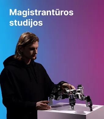 Magistrantūros studijos Elektros ir elektronikos fakultete. Jaunas studentas vilkintis juodu džemperiu dirba su keturkoju mechaniniu robotu, padėtu ant balto stalo, ryškiame mėlynos ir purpurinės spalvos fone.