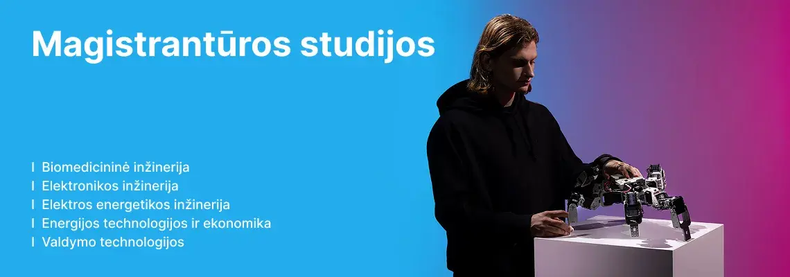 Magistrantūros studijos: biomedicininė inžinerija, elektronikos inžinerija, elektros energetikos inžinerija, energijos technologijos ir ekonomika, valdymo technologijos. Jaunas studentas vilkintis juodu džemperiu dirba su keturkoju mechaniniu robotu, padėtu ant balto stalo, ryškiame mėlynos ir purpurinės spalvos fone.