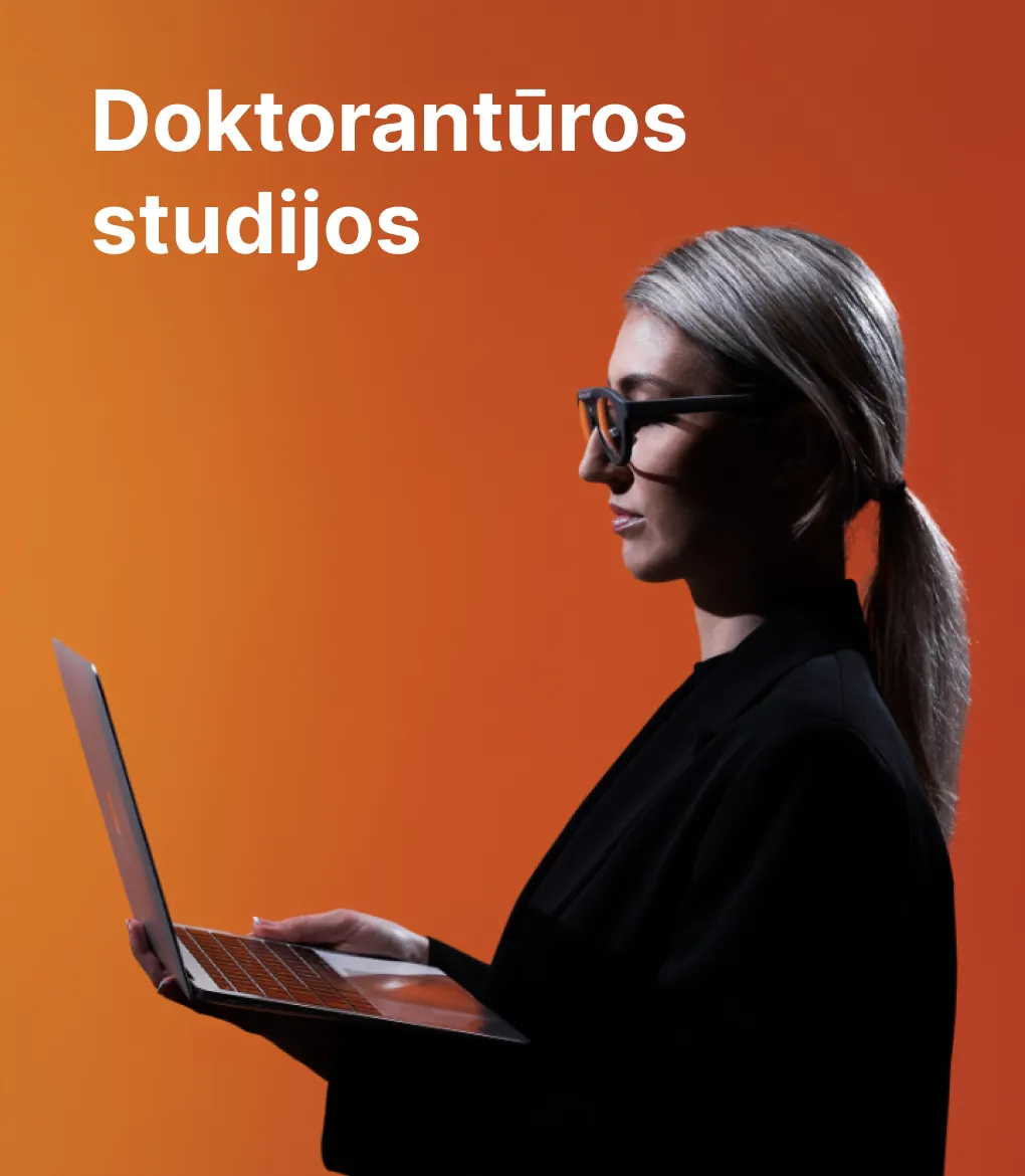 Doktorantūros studijos KTU. Jauna KTU doktorantūros studentė su akiniais, laikanti nešiojamąjį kompiuterį ir dirbanti kompiuteriu ryškiame oranžiniame fone.