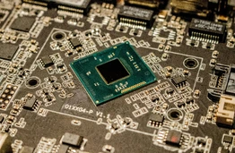 KTU Elektros ir elektronikos fakultetas pradeda bendradarbiavimą su ARM – viena pažangiausių mikroprocesorių architektūrų atveria duris universitetinei bendruomenei