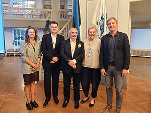 Prof. dr. Vidas Raudonis (dešinėje) su dr. Agne Kozlovskaja-Gumbriene (LSMU), dr. Andres Salumets (Baltijos vaisingumo draugija), dr. Luca Gianaroli (S.I.S.Me.R.) ir dr. Egle Drejeriene (LSMU) / Asmeninio albumo nuotr.